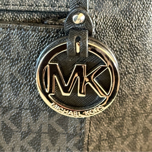 NWOT Michael Kors Jet Set Black Gray Monogram Medium Snap Front Pocket Tote - Picture 4 of 16